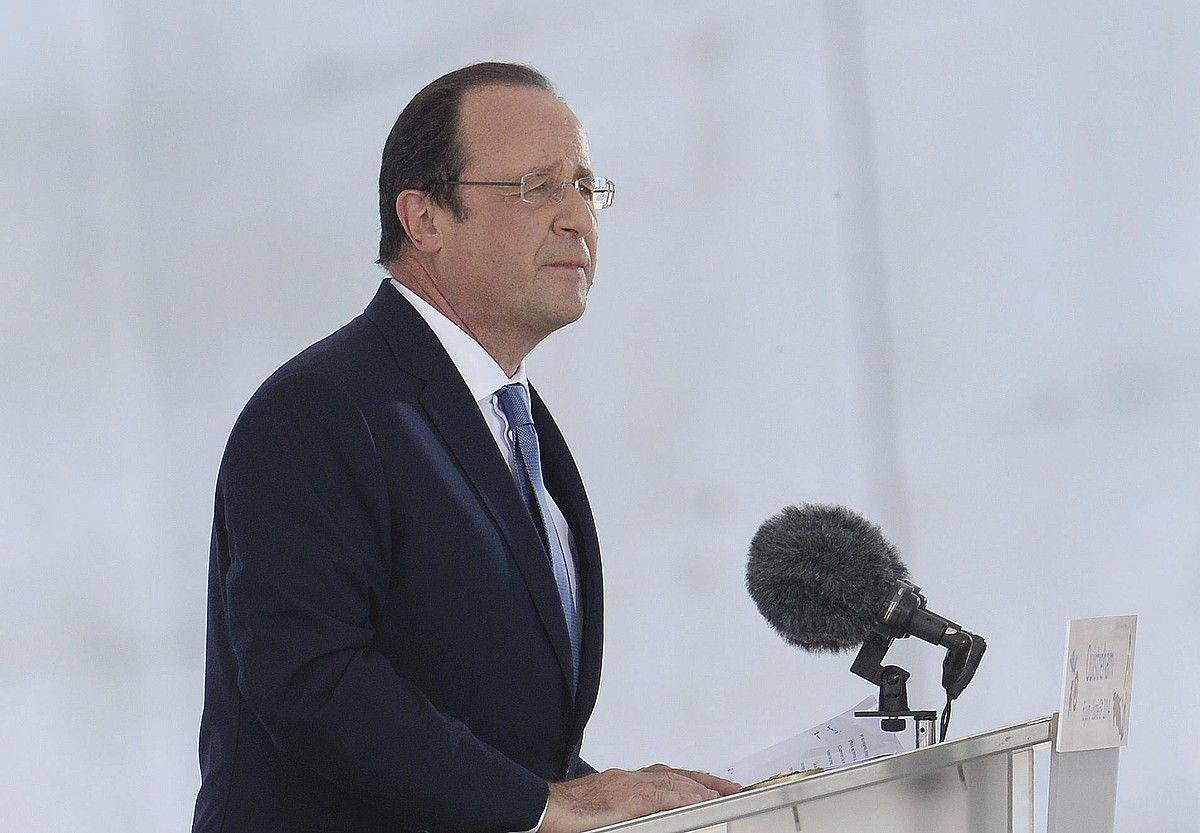 Ezkerrean, François Hollande Frantziako presidentea. Eskuinean, Korsikako bandera. ANDY RAIN / EFE. Ezkerrean, François Hollande Frantziako presidentea. Eskuinean, Korsikako bandera. ANDY RAIN / EFE.