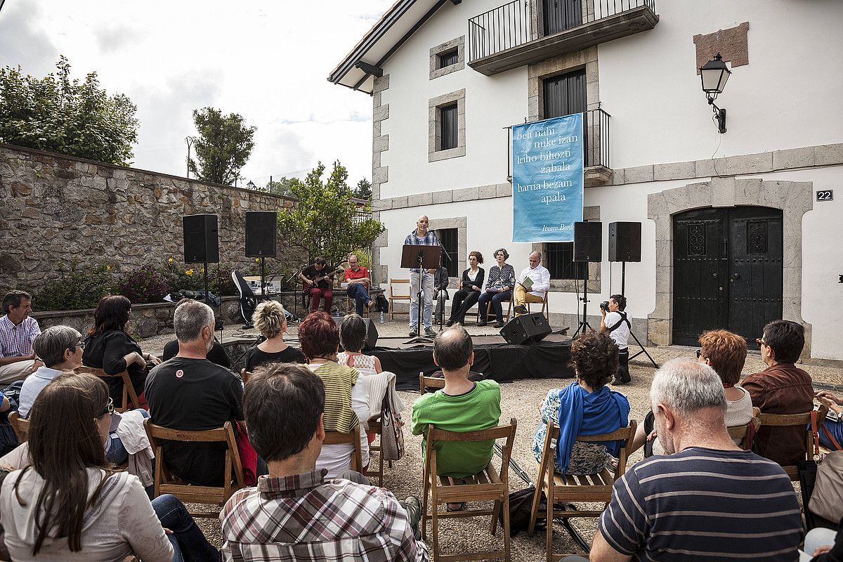 Joseba Irazoki musikariaren laguntzarekin, Mariluz Esteban, Mikel Etxaburu, Luis Garde, Jule Goikoetxea eta Felipe Juaristi idazleek poesia errezitala egin zuten, atzo arratsaldean, Ean. Xabier Mendigurenek aurkeztu zuen. ARITZ LOIOLA / ARGAZKI PRESS.