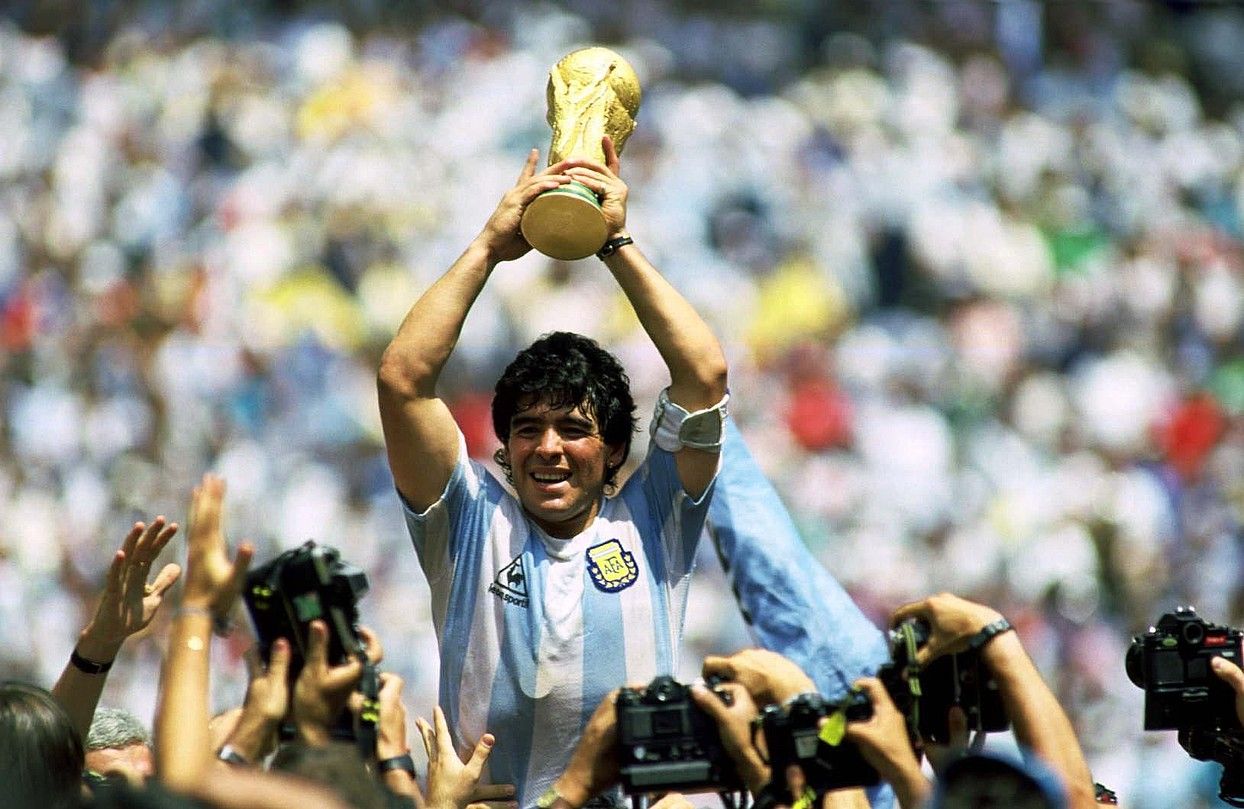 Diego Armando Maradona, 1986ko Munduko Kopa eskuetan duela, Mexiko Hiriko Azteca estadioan. BERRIA.