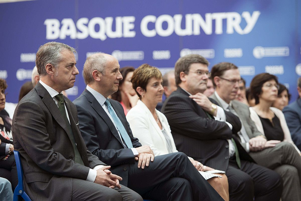 Iñigo Urkullu Jaurlaritzako lehendakaria, gobernuko hainbat sailbururekin. ADRIAN RUIZ DE HIERRO / EFE. Iñigo Urkullu Jaurlaritzako lehendakaria, gobernuko hainbat sailbururekin. ADRIAN RUIZ DE HIERRO / EFE.