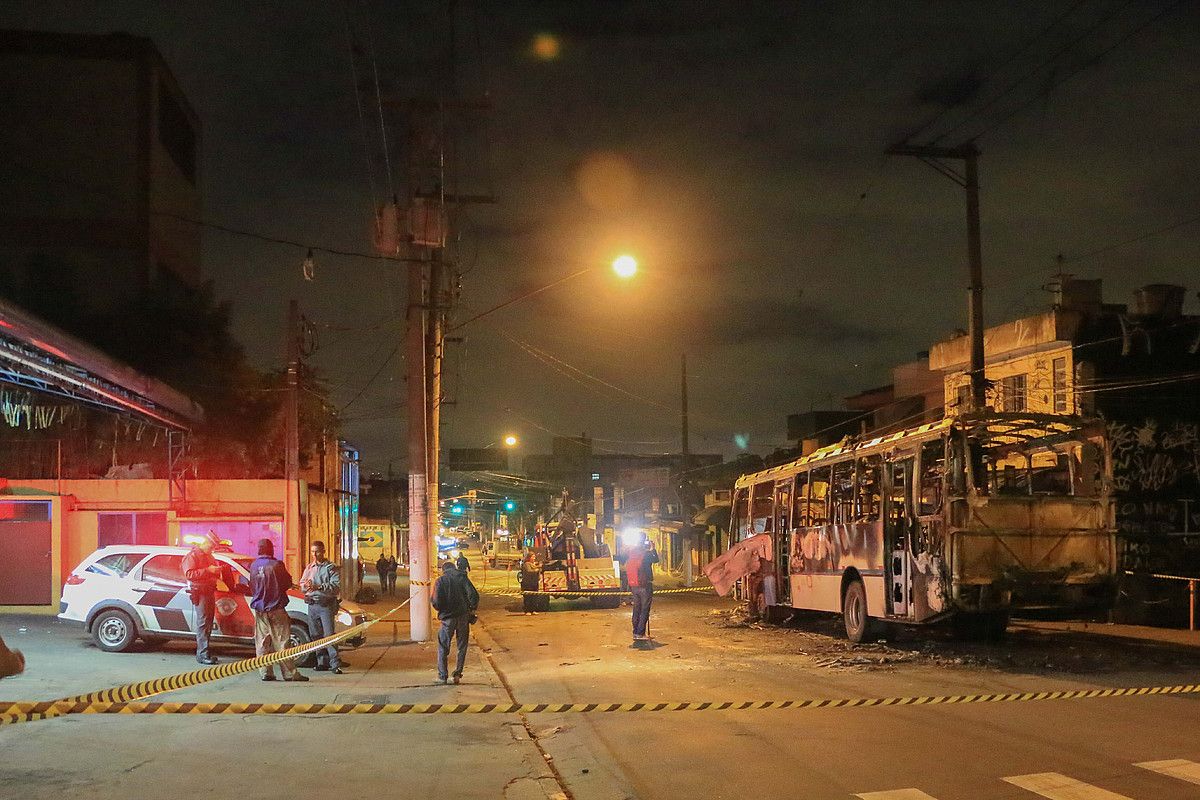 Sao Pauloko istiluetan erre zituzten autobusetako bat, herenegun gauean. CARLOS VILLALBA / EFE.