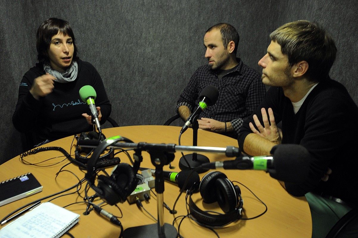 Hala Bedi irratiko saio bat, Aitziber Perez de Karkamo, Gaizka Amondarain eta Unai Gartziarekin. JUANAN RUÍZ / ARGAZKI PRESS. Hala Bedi irratiko saio bat, Aitziber Perez de Karkamo, Gaizka Amondarain eta Unai Gartziarekin. JUANAN RUÍZ / ARGAZKI PRESS.