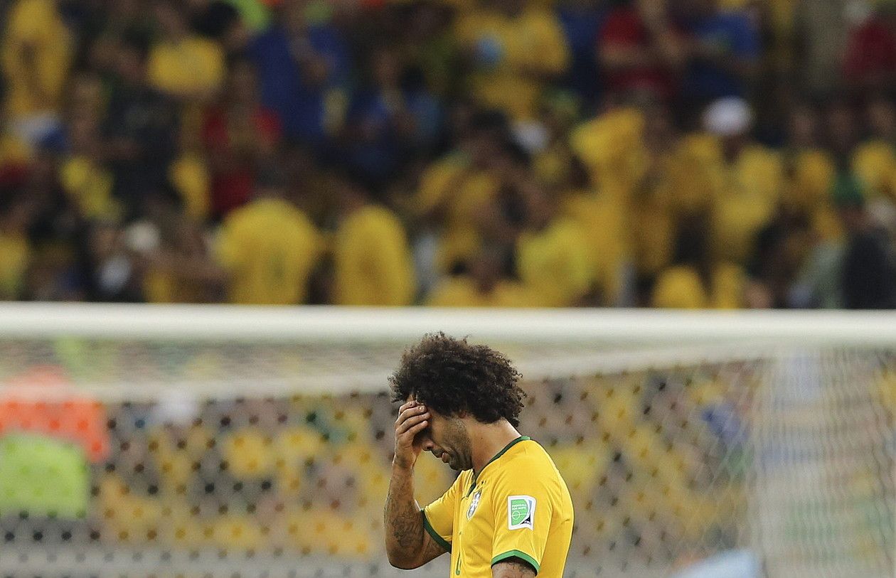 Marcelo Brasilgo atzelaria etsipen aurpegiarekin eta negarra disimulatu nahian, atzoko partidaren amaieran. ALLESTEROS / EFE. Marcelo Brasilgo atzelaria etsipen aurpegiarekin eta negarra disimulatu nahian, atzoko partidaren amaieran. ALLESTEROS / EFE.
