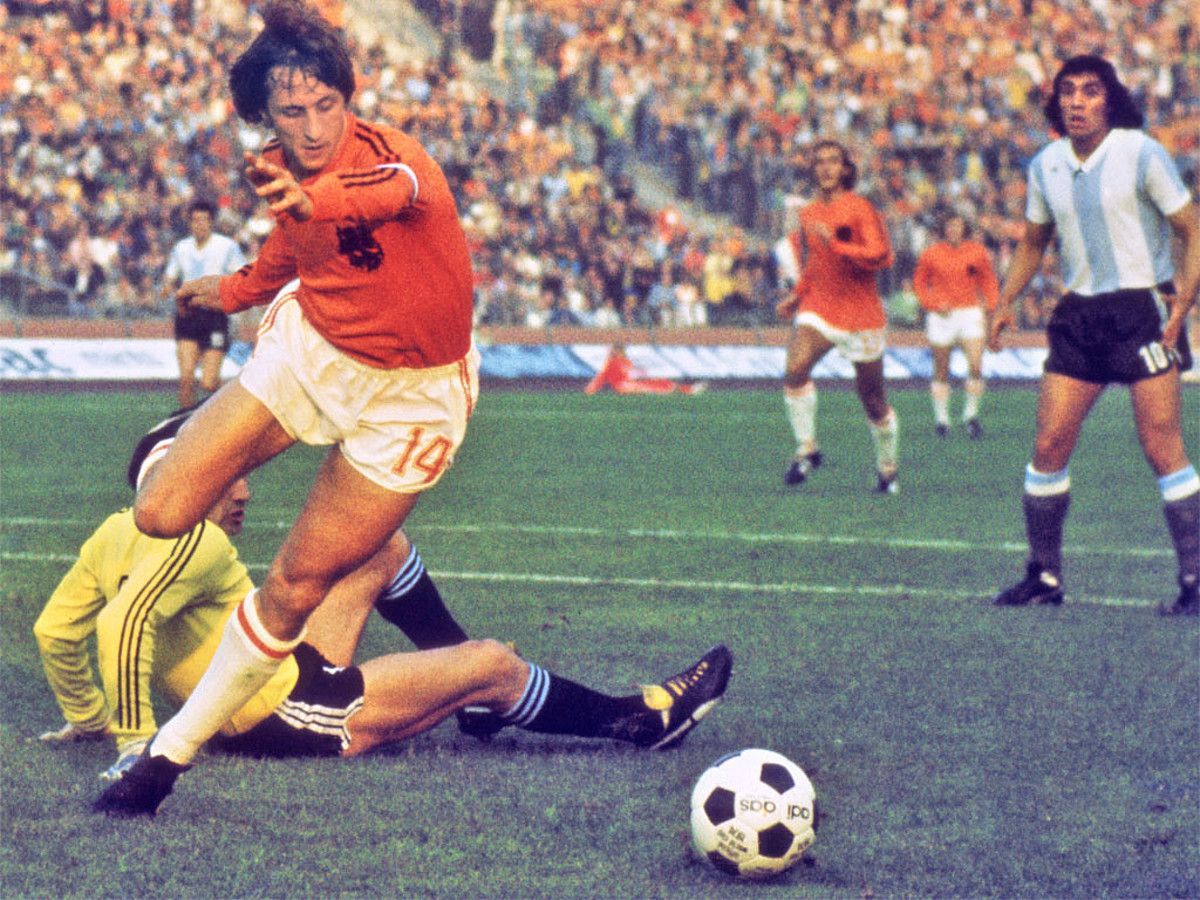 Johan Cruyff, Argentinari gol bat sartzear, 1974ko Munduko Kopan. BERRIA. Johan Cruyff, Argentinari gol bat sartzear, 1974ko Munduko Kopan. BERRIA.