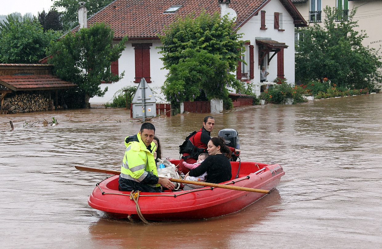 Elizondoko karriketan, autoak hara-hona ibili zituen urak. EFE. Elizondoko karriketan, autoak hara-hona ibili zituen urak. EFE.