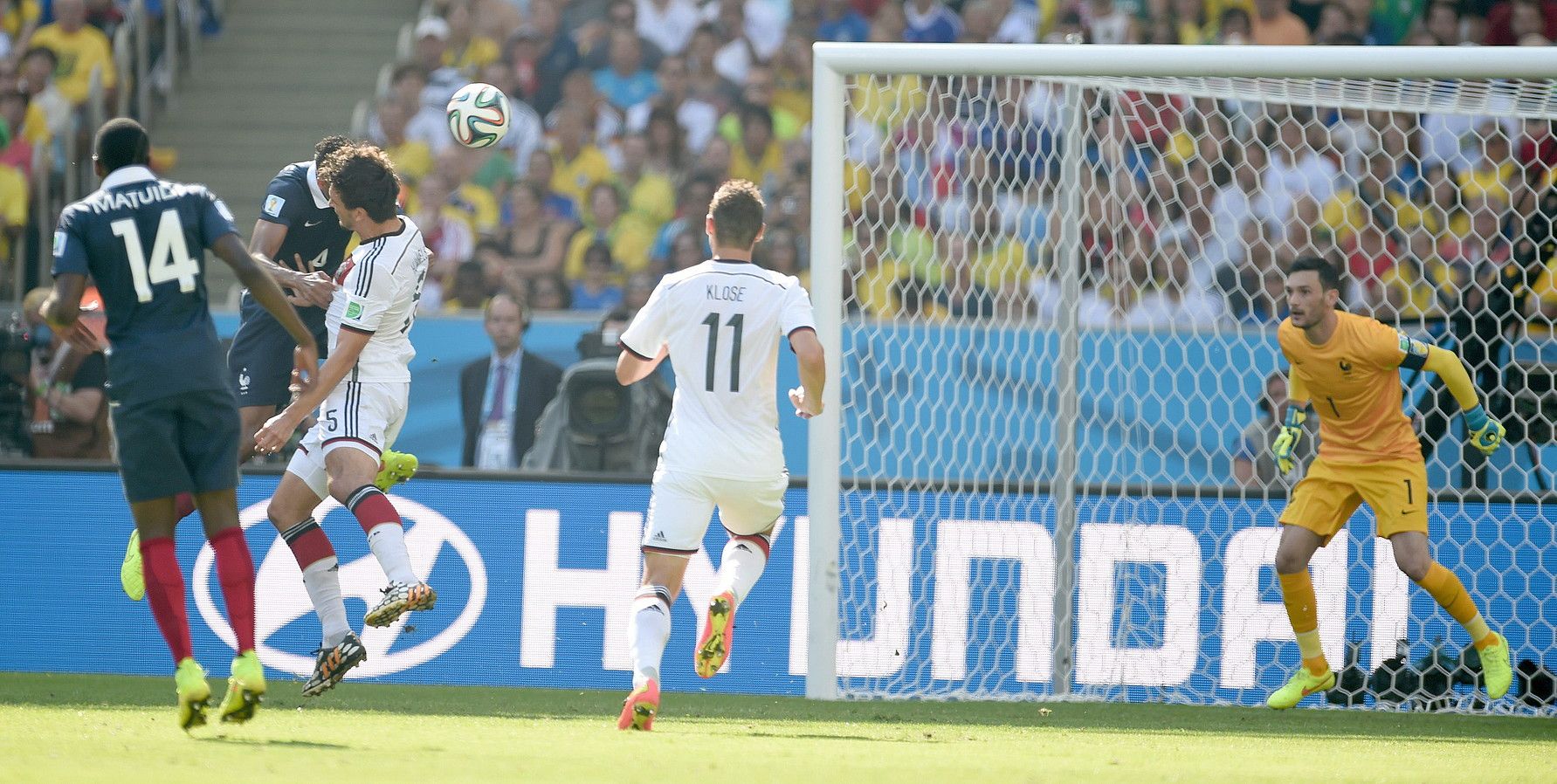 Hummels Alemaniako atzelaria, atzoko partidako goleko burukada jotzen, Varane Frantziako atzelariaren aurrean. Lloris atezaina adi zegoen, baina ezin izan zuen baloia gelditu. ANDREAS GEBERT / EFE. Hummels Alemaniako atzelaria, atzoko partidako goleko burukada jotzen, Varane Frantziako atzelariaren aurrean. Lloris atezaina adi zegoen, baina ezin izan zuen baloia gelditu. ANDREAS GEBERT / EFE.