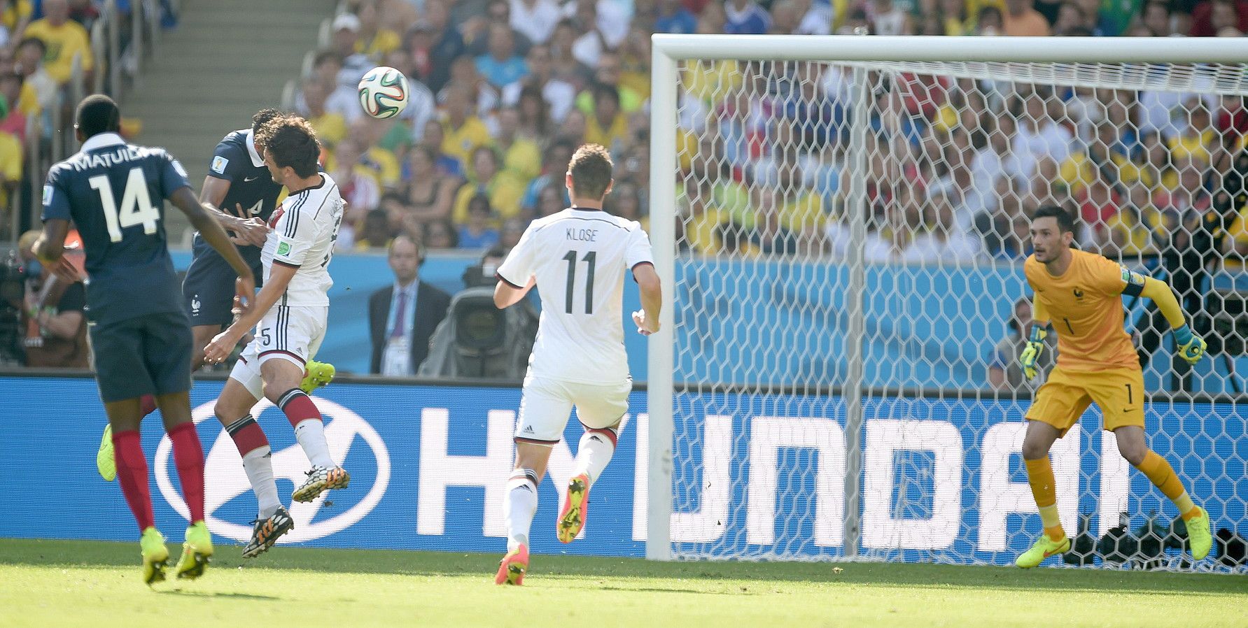 Hummels Alemaniako atzelaria, atzoko partidako goleko burukada jotzen, Varane Frantziako atzelariaren aurrean. Lloris atezaina adi zegoen, baina ezin izan zuen baloia gelditu. ANDREAS GEBERT / EFE.