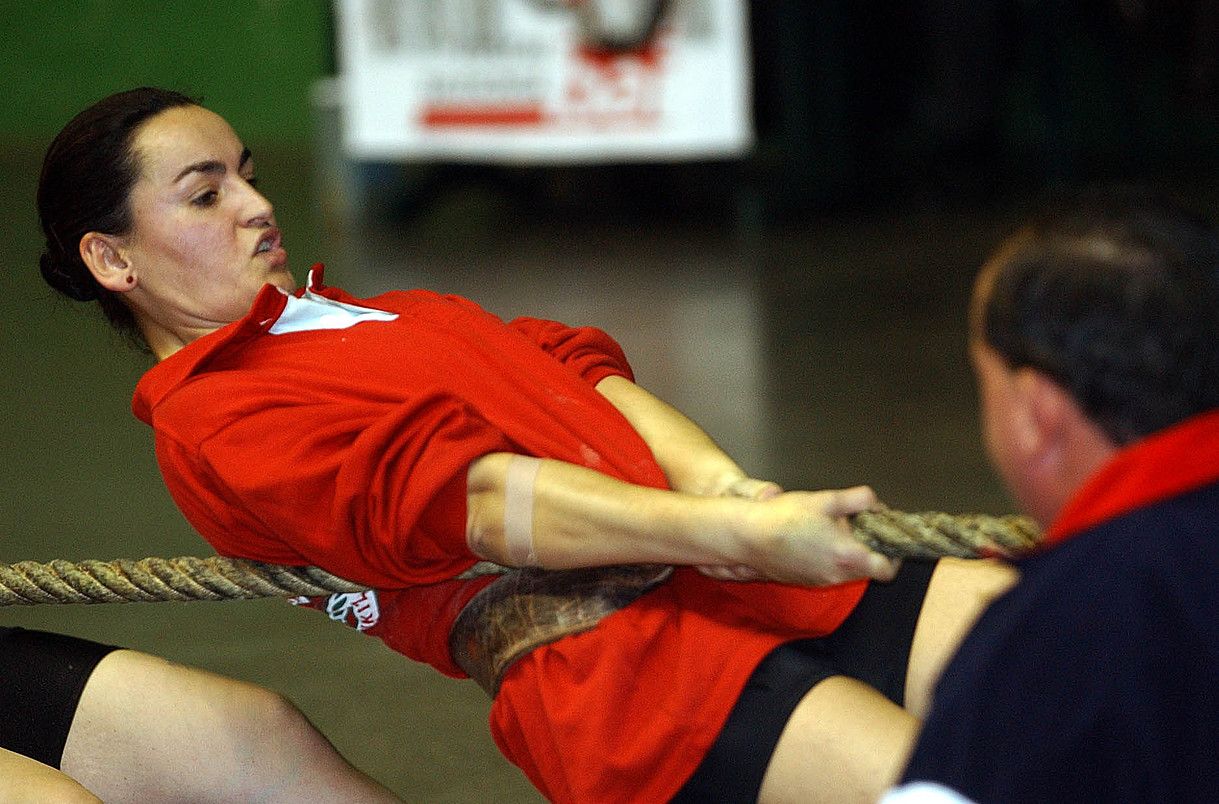 Gaztedi Laukizko taldeko ordezkari bat, ahalegin betean, goma gaineko Euskal Herriko txapelketako tiraldietan. JON HERNAEZ / ARGAZKI PRESS.