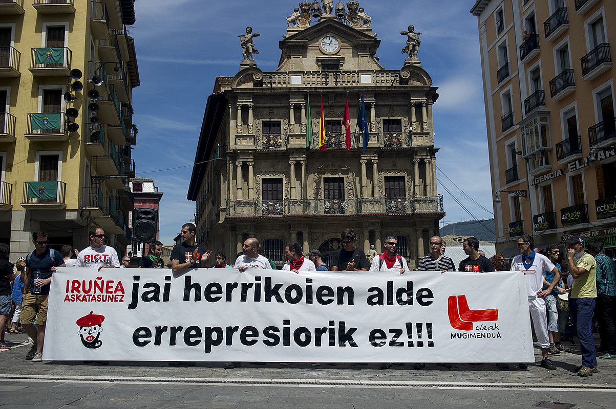 Jai herrikoien alde errepresiorik ez lelopean atzo Iruñeko Udaletxe plazan izan zen elkarretaratzea. IÑIGO URIZ / ARGAZKI PRESS.