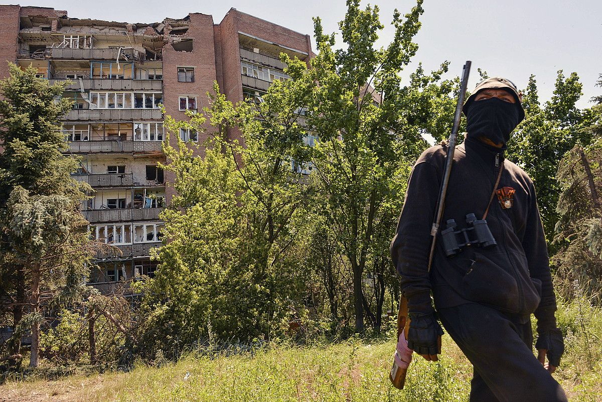Gatazkak Ukrainako ekialdea txikitu du. Irudian, Kramatorsk hiriko eraikin bat. STRINGER / EFE.
