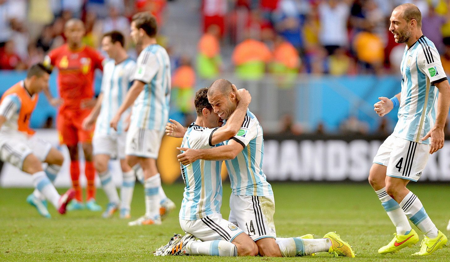 Martin Demichelis eta Javier Mascherano, besarkatuta, partidaren amaieran. PETER POWELL / EFE.