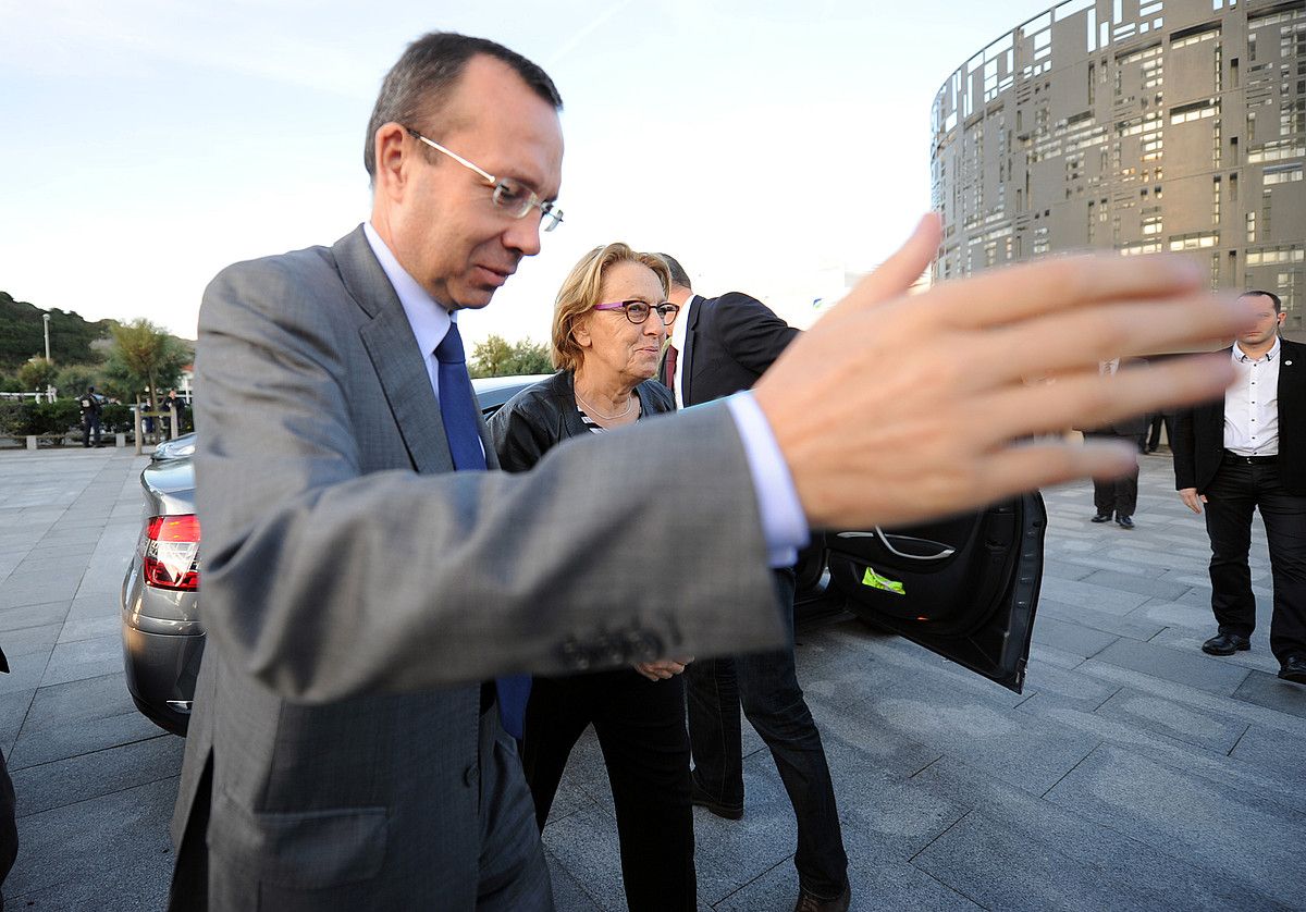 Pierre Andre Durand prefeta eta Marylise Lebranchu Deszentralizazio ministroa, 2013an, Angelun. GAIZKA IROZ.