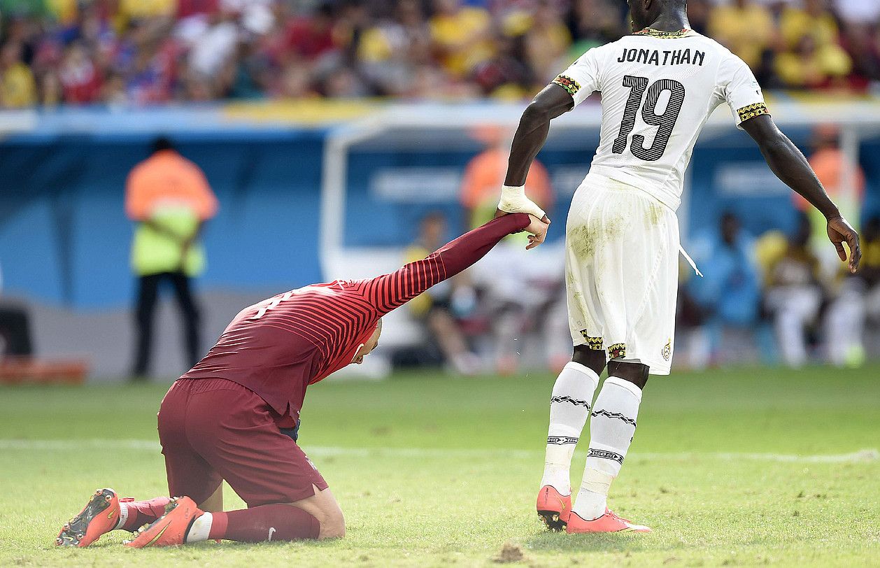 Jonathan Mensah, Cristiano Ronaldori altxatzen laguntzen. SHAWN THEW / EFE. Jonathan Mensah, Cristiano Ronaldori altxatzen laguntzen. SHAWN THEW / EFE.