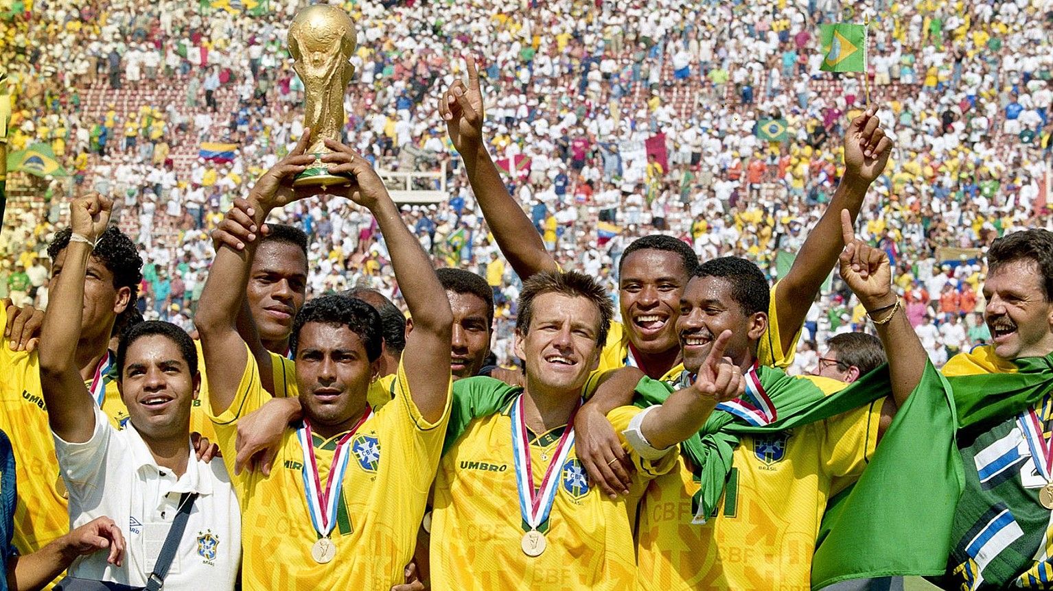 1994an AEBetan titulua irabazi zuten Brasilgo selekzioko jokalariak, tartean Romario eta Dunga, besteak beste. BERRIA. 1994an AEBetan titulua irabazi zuten Brasilgo selekzioko jokalariak, tartean Romario eta Dunga, besteak beste. BERRIA.