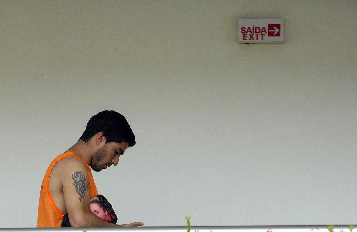 Luis Suarez, burumakur, Uruguairen egonaldia uzten, atzo arratsaldean. NEY DOUGLAS / EFE. Luis Suarez, burumakur, Uruguairen egonaldia uzten, atzo arratsaldean. NEY DOUGLAS / EFE.