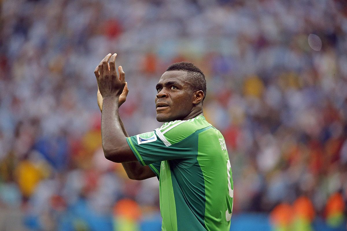 Emmanuel Emenike Nigeriako selekzioko jokalaria Porto Alegreko estadioan bildutako zaleei txalo egiten, atzoko partidaren ondoren. ARMANDO BABANI / EFE. Emmanuel Emenike Nigeriako selekzioko jokalaria Porto Alegreko estadioan bildutako zaleei txalo egiten, atzoko partidaren ondoren. ARMANDO BABANI / EFE.