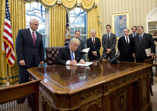 Donald Trump AEBetako presidentea TPPren kontrako araua sinatzen, Etxe Zurian. RON SACHS / EFE