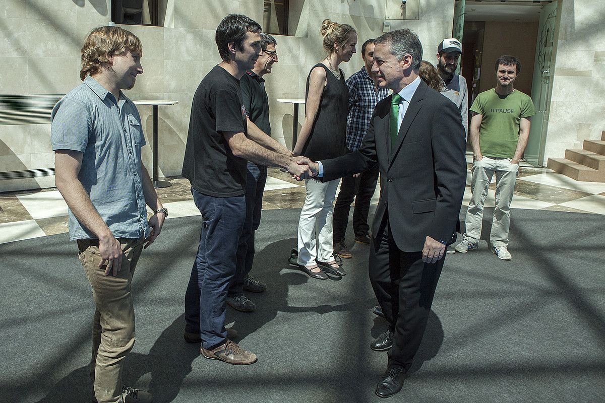 Iñigo Urkullu, Oier Araolazari eskua ematen, atzo. JUANAN RUIZ / ARGAZKI PRESS.