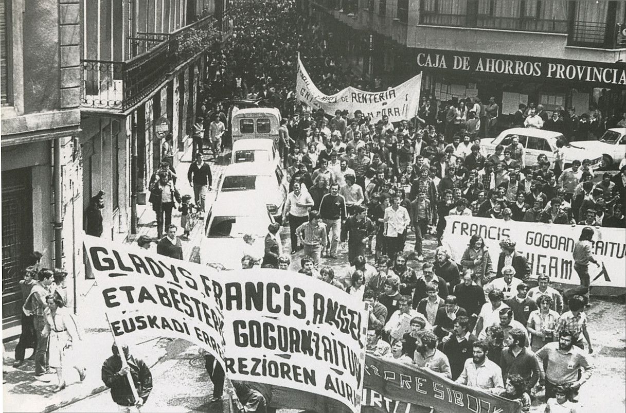 Vicente Vadillo Francis hil zutela eta, 10.000 lagunek Errenteriako kaleak bete zituzten, EHGAMen lehen protestan. BERRIA.