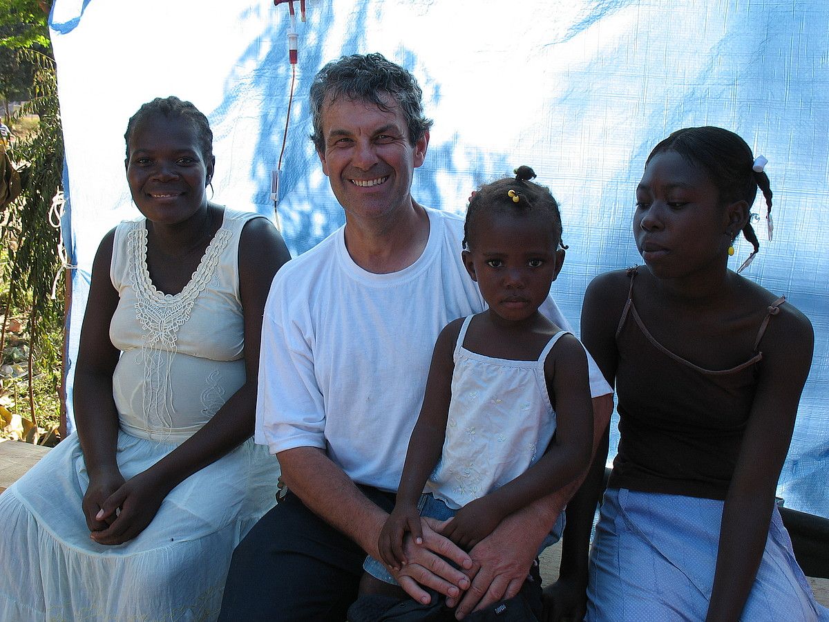 Mixel Sarratia, bigarrena ezkerretik, Haitin egindako egonaldian. BERRIA.