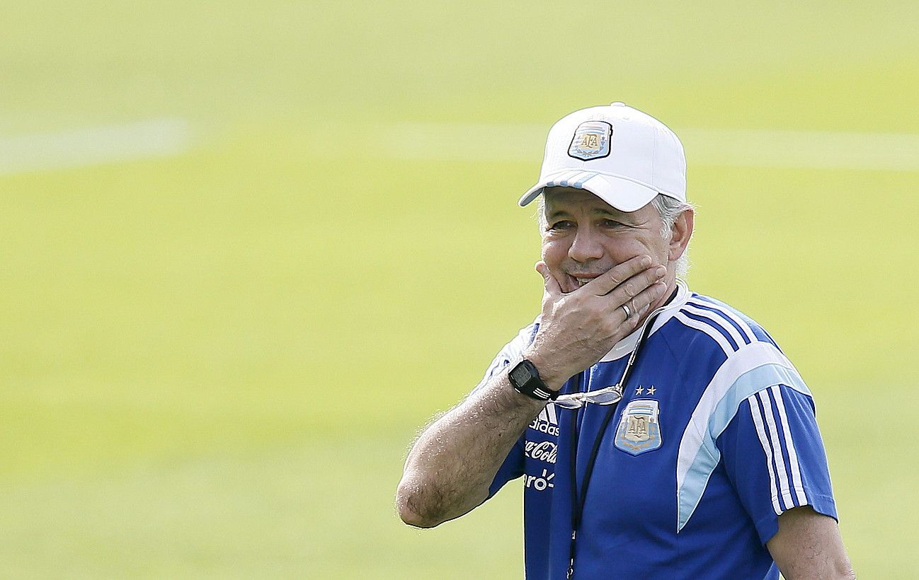 Alejandro Sabella Argentinako hautatzailea, pentsakor, entrenamendu batean. DENNIS M. SABANGAN / EFE. Alejandro Sabella Argentinako hautatzailea, pentsakor, entrenamendu batean. DENNIS M. SABANGAN / EFE.
