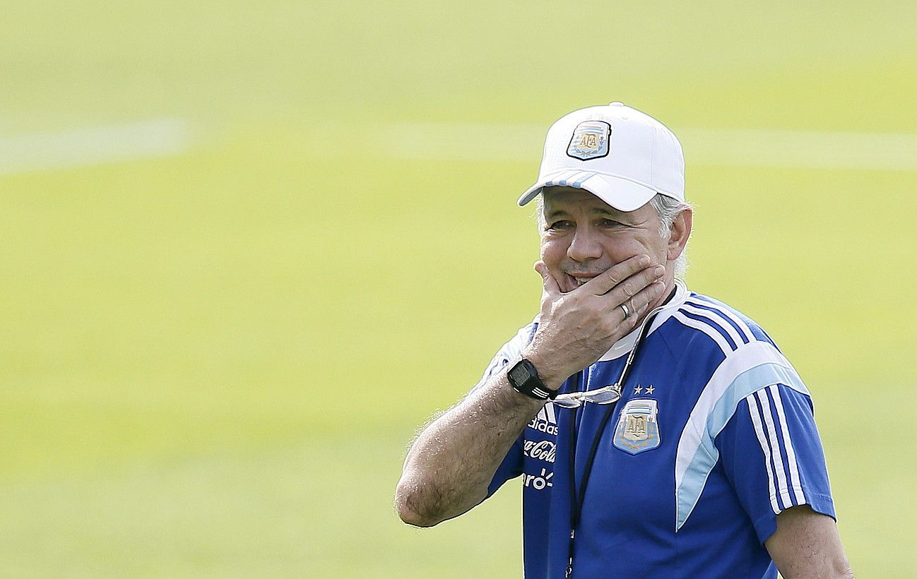 Alejandro Sabella Argentinako hautatzailea, pentsakor, entrenamendu batean. DENNIS M. SABANGAN / EFE.