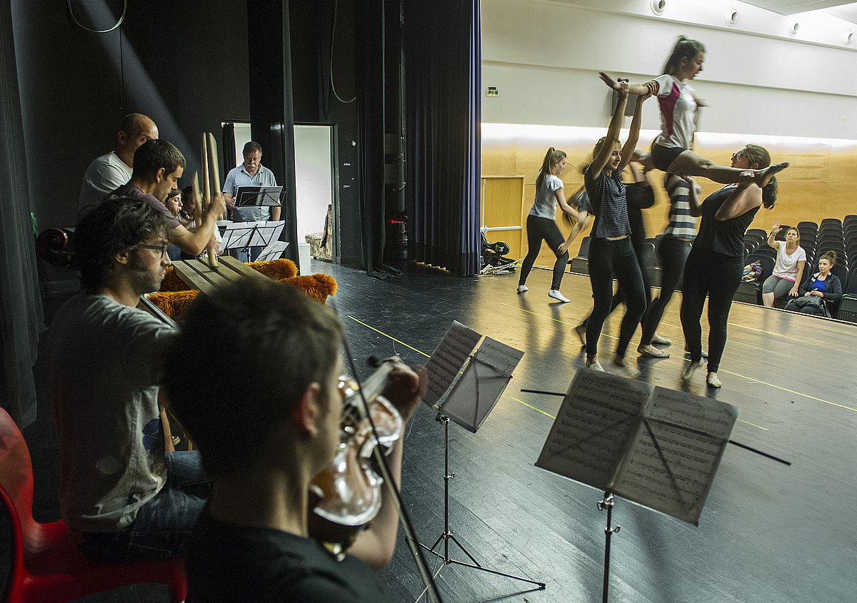 Gimnastika erritmikoko dantzariak GI-631 herri operarako entseatzen, irakasleek zuzentzen dituztela. JON URBE / ARP.