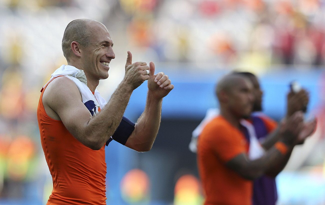 Arjen Robben, Herbehereetako selekzioko erdilaria, pozez zoratzen, atzo, Txileri irabazi eta B multzoko lehen postua lortu berritan. SEBASTIAO MOREIRA / EFE. Arjen Robben, Herbehereetako selekzioko erdilaria, pozez zoratzen, atzo, Txileri irabazi eta B multzoko lehen postua lortu berritan. SEBASTIAO MOREIRA / EFE.