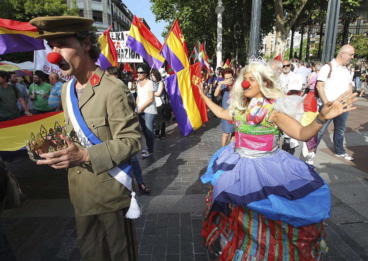 Donostiako kaleetan manifestazio jendetsua egin zuten atzo arratsaldean. JUAN HERRERO 7 EFE.