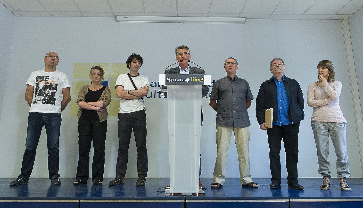 Andoaingo Martin Ugalde kultur parkean egin zuten agerraldia auzipetuetako zazpik, atzo, hango hainbat lankideren babesarekin. JON URBE / ARGAZKI PRESS. Andoaingo Martin Ugalde kultur parkean egin zuten agerraldia auzipetuetako zazpik, atzo, hango hainbat lankideren babesarekin. JON URBE / ARGAZKI PRESS.