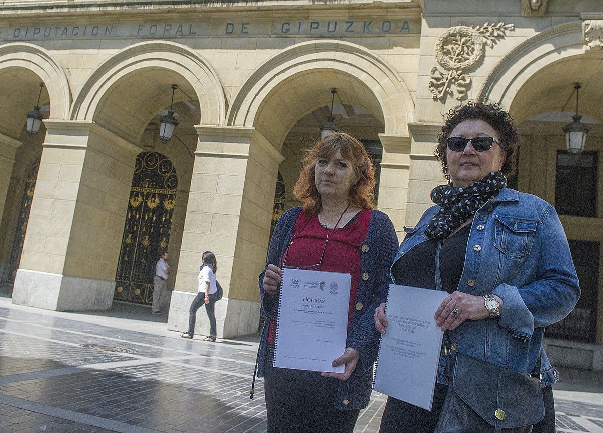 Flor Diaz eta Maria Bueno, bi txostenak eskuan dituztela, Gipuzkoako Foru Aldundiarekin bildu ondoren. GORKA RUBIO / ARP.