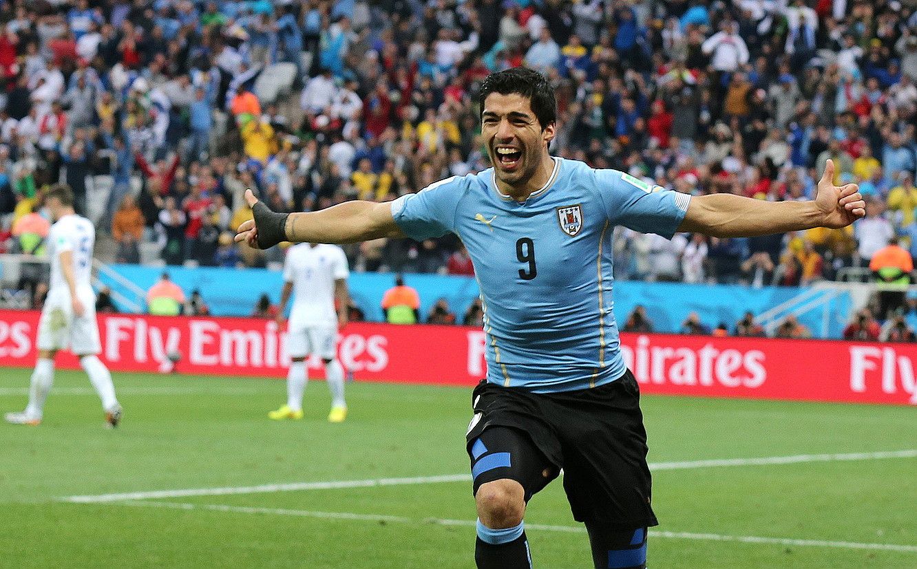 Luis Suarez aurrelari uruguaitarra, Ingalaterrari atzo sartutako lehen gola ospatzen. SEBASTIAO MOREIRA / EFE. Luis Suarez aurrelari uruguaitarra, Ingalaterrari atzo sartutako lehen gola ospatzen. SEBASTIAO MOREIRA / EFE.