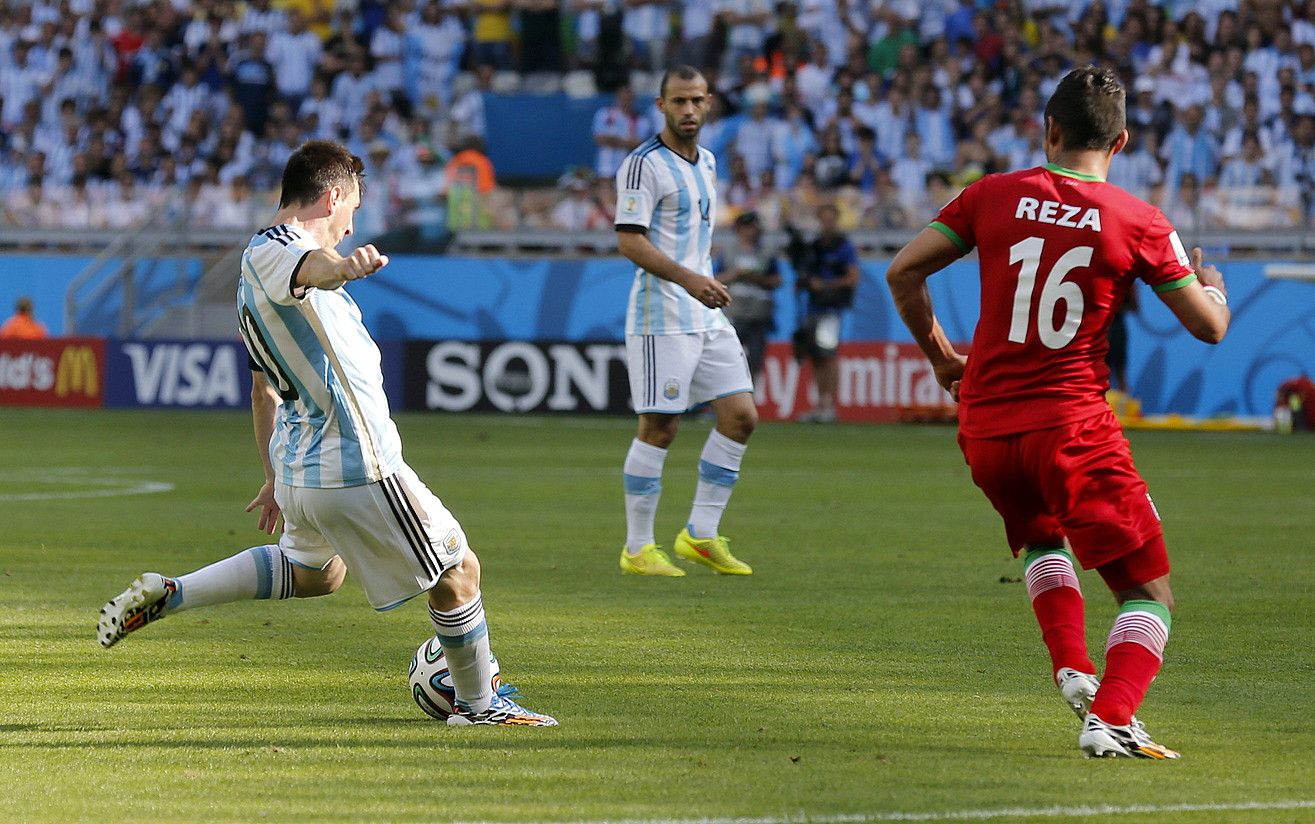 Leo Messi, Reza Goochannejhadi iskin egin ondoren, atera ezkerrez jauritzeko prest. Jokaldi horretan sartu zuen gola Argentinak. FELIPE TRUEBA / EFE.