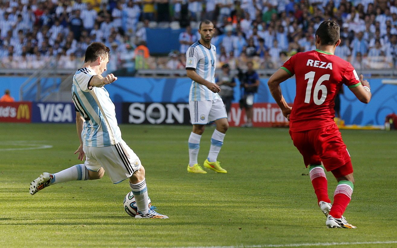 Leo Messi, Reza Goochannejhadi iskin egin ondoren, atera ezkerrez jauritzeko prest. Jokaldi horretan sartu zuen gola Argentinak. FELIPE TRUEBA / EFE. Leo Messi, Reza Goochannejhadi iskin egin ondoren, atera ezkerrez jauritzeko prest. Jokaldi horretan sartu zuen gola Argentinak. FELIPE TRUEBA / EFE.