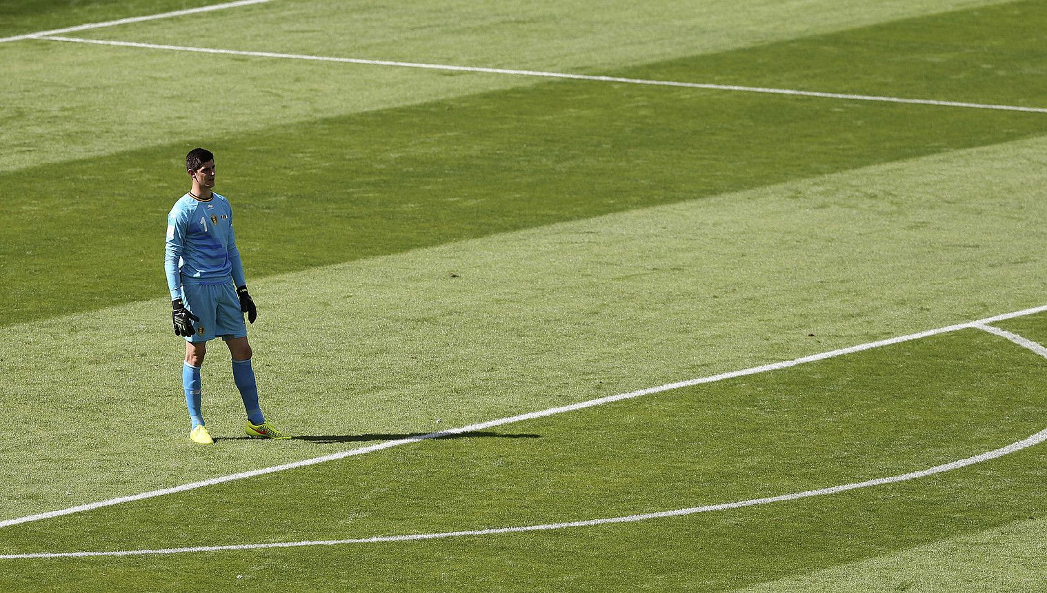 Thibaut Courtois Belgikako atezaina, jokoari begira, Aljeriaren aurkako partidan, H multzoko lehen jardunaldian. BALLESTEROS / EFE. Thibaut Courtois Belgikako atezaina, jokoari begira, Aljeriaren aurkako partidan, H multzoko lehen jardunaldian. BALLESTEROS / EFE.