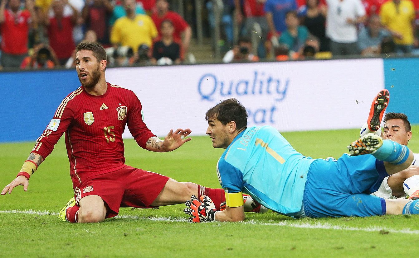 Sergio Ramos eta Casillas, Espainiako atzelaria eta atezaina, lurrean, etsita, Vargasek —eskuinean ageri da— sartu zuen golari begira. OLIVER WEIKEN / EFE.