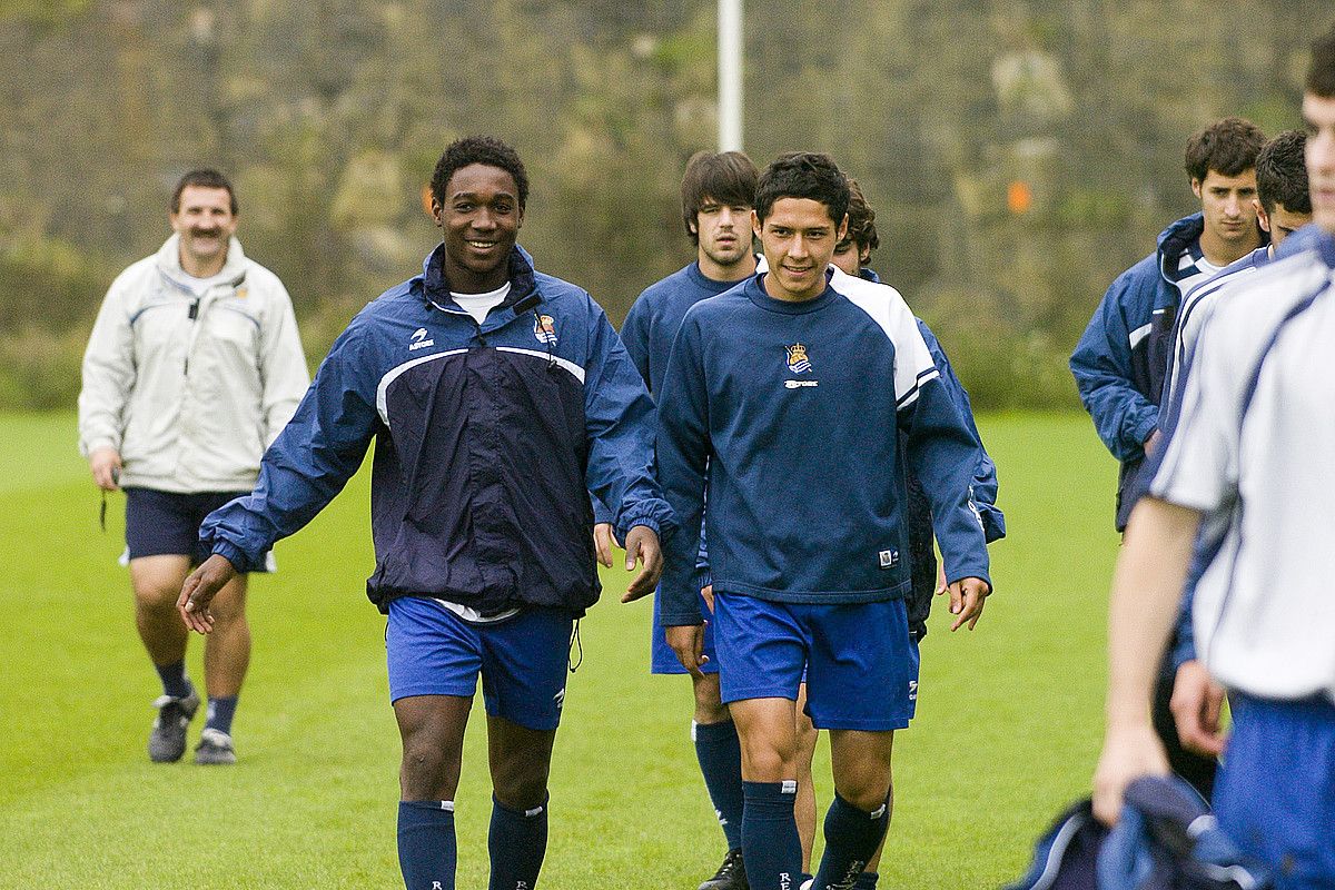 Giovanni Sio, Reala B-ren entrenamendu batean, Jose Ramon Eizmendi atzean ageri dela. SINADURA / AGENTZIA.