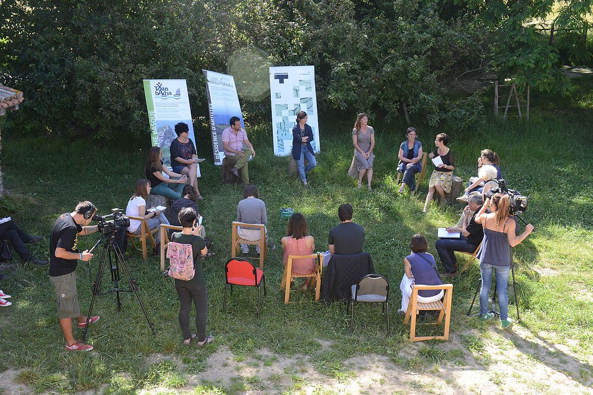 Hendaiako NEKaTOENE egoitzan daude artistak; Abadiako jauregitik gertu dago ingurua. SILVAYN SENCRISTO.