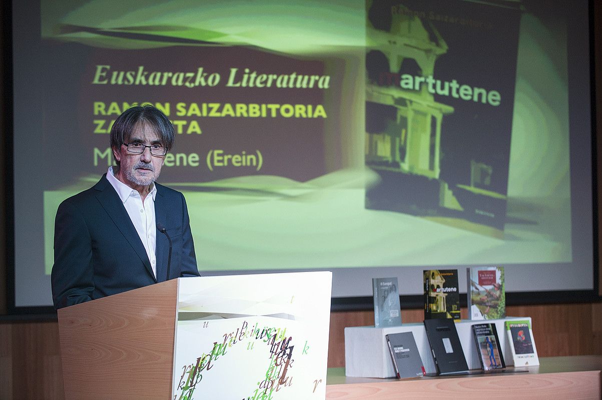 Iaz, euskarazko literaturaren arloan, Ramon Saizarbitoriaren Martutene eleberria saritu zuten. JON URBE/ ARGAZKI PRESS.