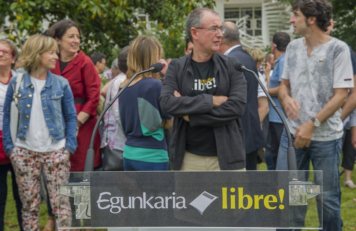 Auzipetuetako batzuk, auziaren behin betiko artxibatzea eskatuz, ekainaren 6an Martin Ugalde kultur parkean eginiko agerraldian. ANDONI CANELLADA / ARGAZKI PRESS. Auzipetuetako batzuk, auziaren behin betiko artxibatzea eskatuz, ekainaren 6an Martin Ugalde kultur parkean eginiko agerraldian. ANDONI CANELLADA / ARGAZKI PRESS.