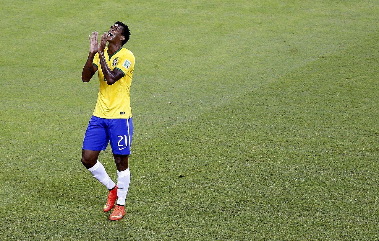 Joao Alves 'Jo' Brasilgo selekzioko aurrelaria, maldizioka aukera on bat huts egin ondoren, atzoko partidan. CHEMA MOYA / EFE. Joao Alves 'Jo' Brasilgo selekzioko aurrelaria, maldizioka aukera on bat huts egin ondoren, atzoko partidan. CHEMA MOYA / EFE.