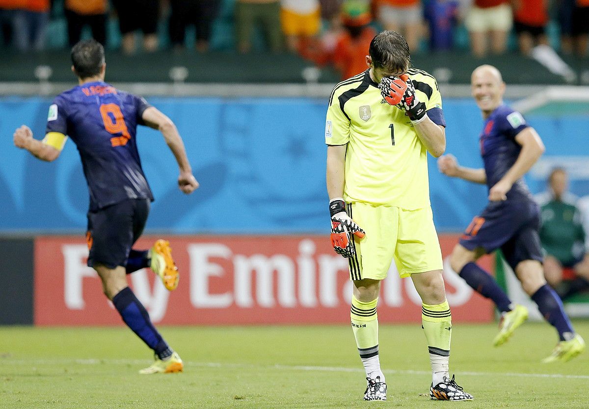 Van Persie eta Robben Herbehereetako jokalariak 1-4koa ospatzen, atzo, eta Casillas Espainiako atezaina erabat lur jota. GUILLAUME HORCAJUELO / EFE. Van Persie eta Robben Herbehereetako jokalariak 1-4koa ospatzen, atzo, eta Casillas Espainiako atezaina erabat lur jota. GUILLAUME HORCAJUELO / EFE.