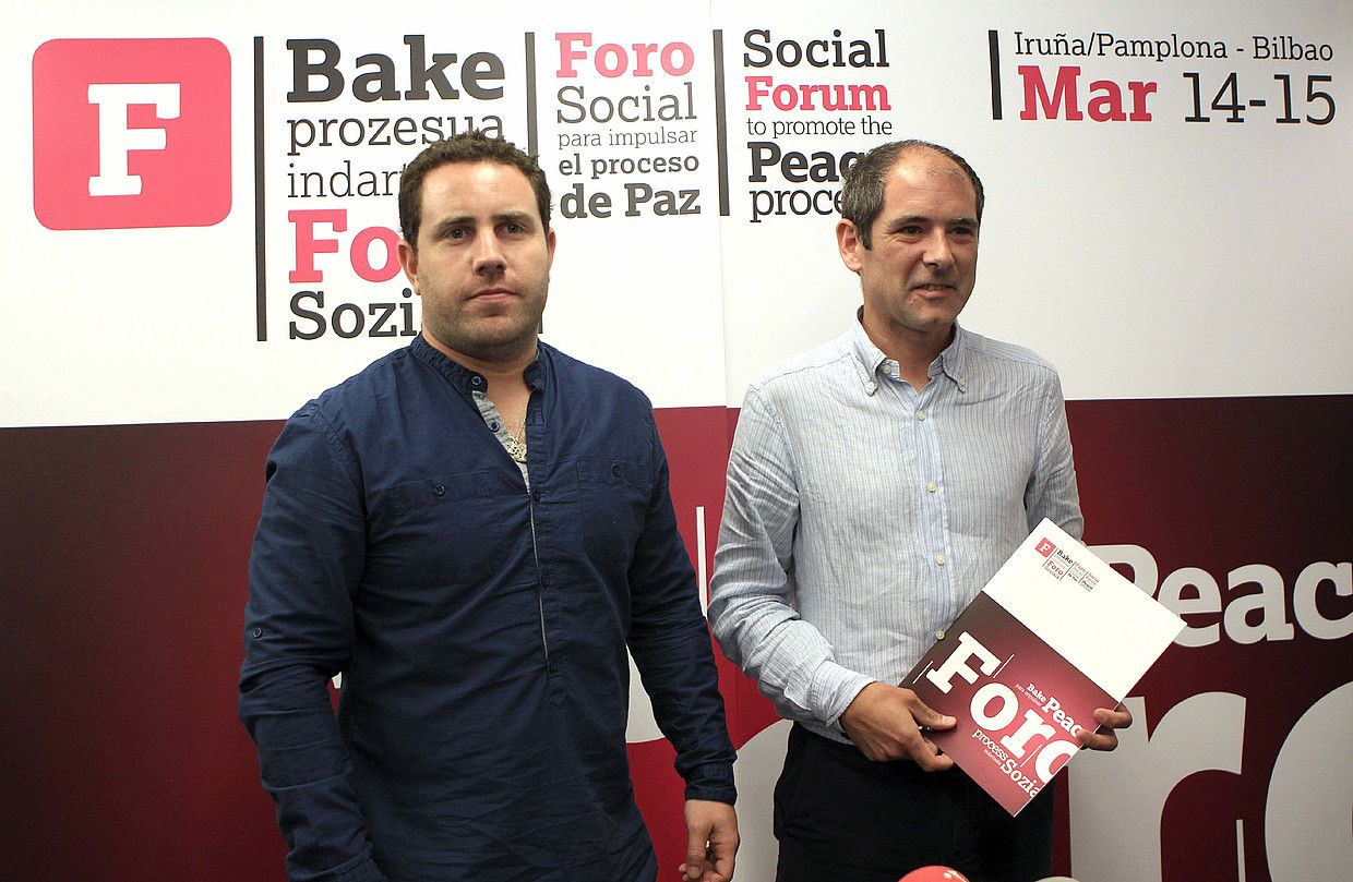 Peio Dufau Bake Bideko kidea eta Paul Rios Lokarriko koordinatzailea, atzo, Bilbon egindako agerraldian. LUIS TEJIDO / EFE.