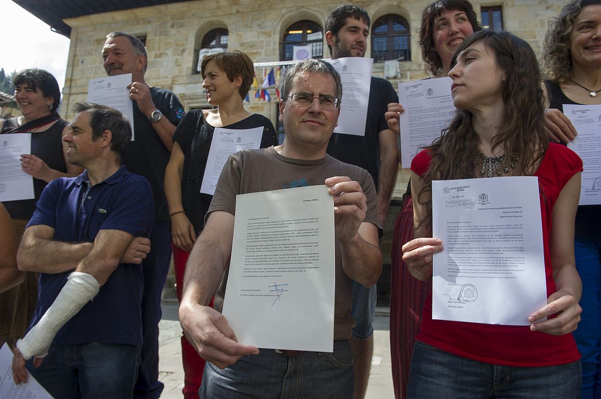 Medikua, udala eta hainbat herritar elkartu dira Aramaion, ordezko medikua euskalduna izan dadin eskatzeko. JUANAN RUIZ / ARGAZKI PRESS.