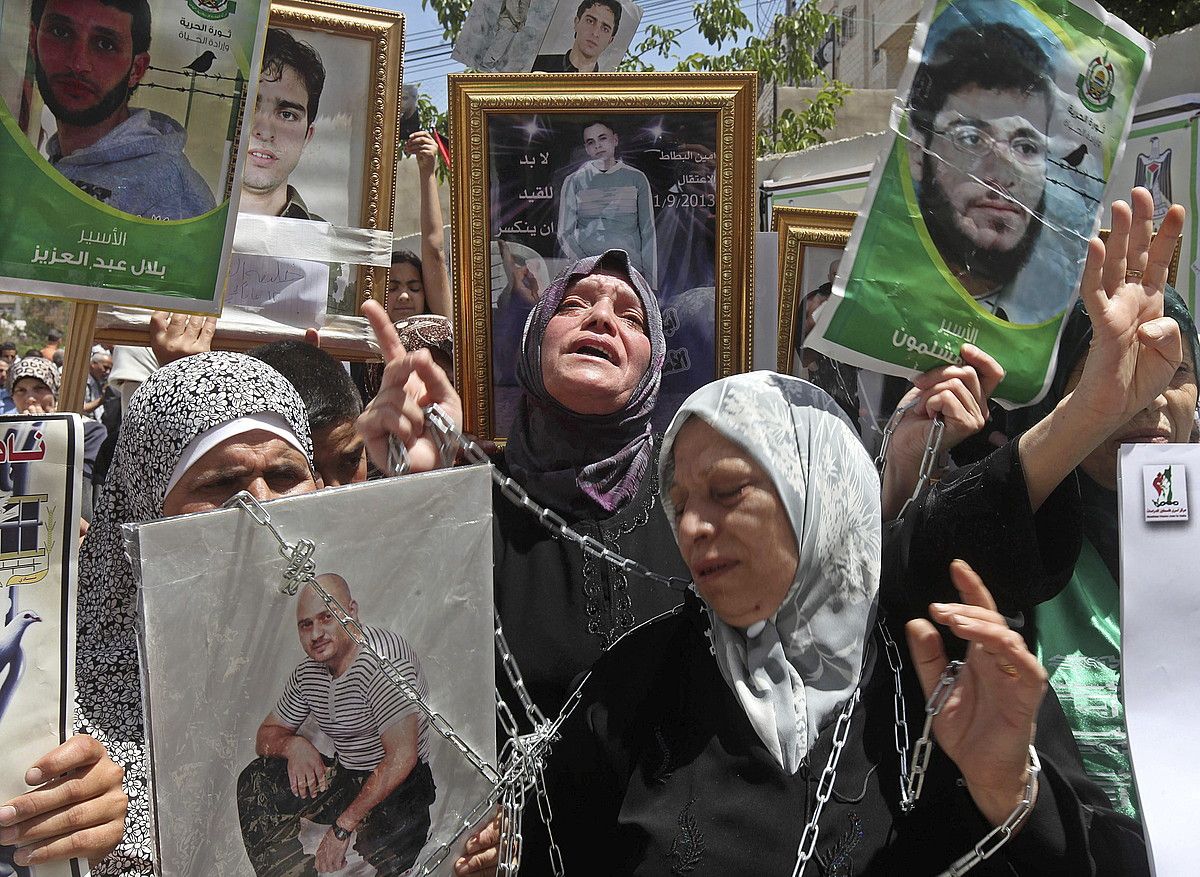 Preso palestinarrak aske utz ditzaten eskatzeko elkarretaratze bat, Hebronen. ABED AL HASHLAMOUN / EFE. Preso palestinarrak aske utz ditzaten eskatzeko elkarretaratze bat, Hebronen. ABED AL HASHLAMOUN / EFE.