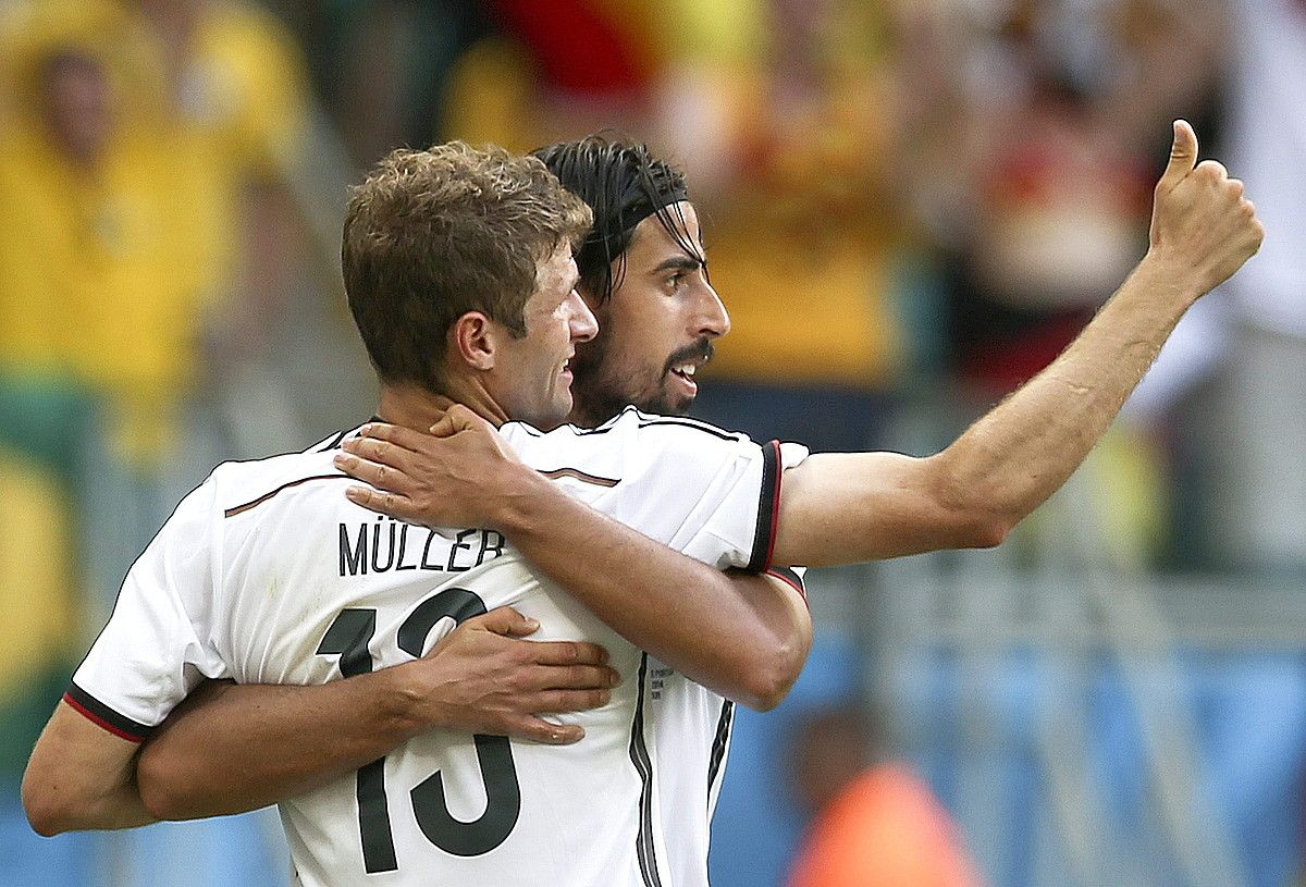 Thomas Mueller eta Sami Khedira, elkar besarkatuta, Alemaniak atzoko partidan sarturiko lehen gola ospatzen. MARCUS BRANDT / ARGAZKI PRESS. Thomas Mueller eta Sami Khedira, elkar besarkatuta, Alemaniak atzoko partidan sarturiko lehen gola ospatzen. MARCUS BRANDT / ARGAZKI PRESS.