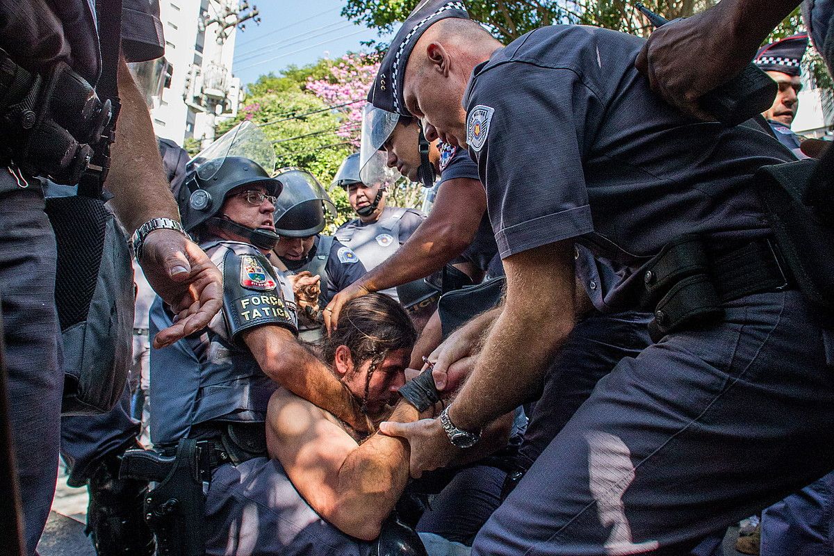 Poliziak, manifestari bat indarrez atxilotzen, atzo, Sao Paulon. MARCOS MENDEZ / EFE.