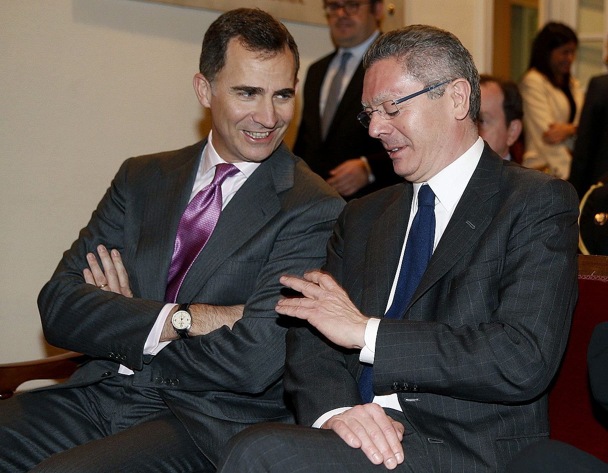 Felipe erregegaia, Alberto Ruiz-Gallardon Espainiako Justizia ministroarekin hizketan. JUANJO MARTIN / EFE. Felipe erregegaia, Alberto Ruiz-Gallardon Espainiako Justizia ministroarekin hizketan. JUANJO MARTIN / EFE.