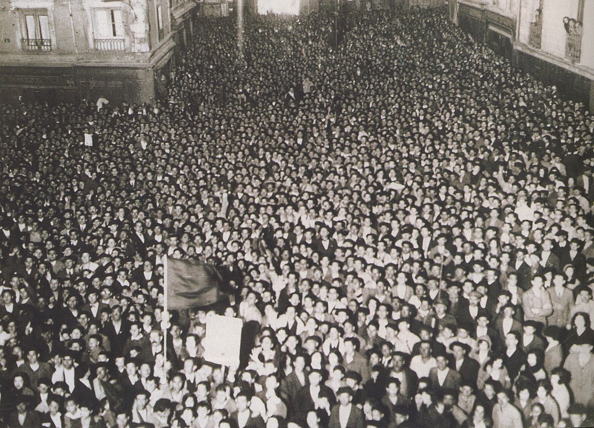 Iruñeko udaletxe aurreko plaza, jendez gainezka, 1931ko apirilean, errepublika aldarrikatu zen egunean. BERRIA.