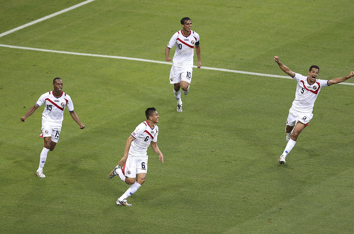 Oscar Duarte, bigarrena ezkerretik, atzoko partidan sarturiko gola Costa Ricako selekzioko kideekin ospatzen. PAOLO AGUILAR / EFE. Oscar Duarte, bigarrena ezkerretik, atzoko partidan sarturiko gola Costa Ricako selekzioko kideekin ospatzen. PAOLO AGUILAR / EFE.